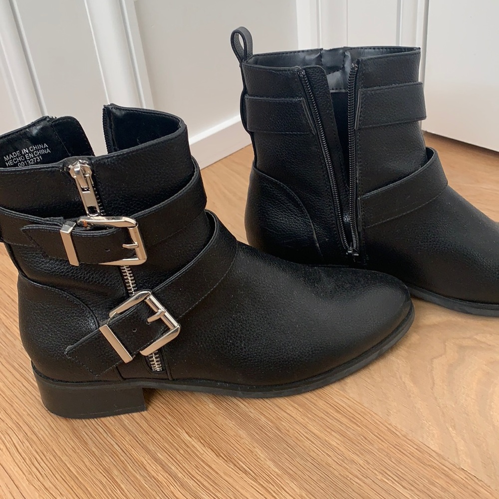 FOREVER 21 BLACK BUCKLE COMBAT BOOTS